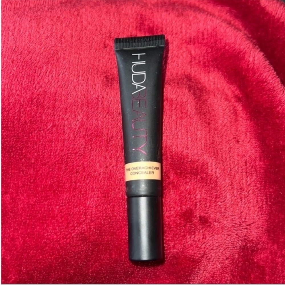 Huda Beauty The Overachiever Concealer shade Caramel Corn 22N